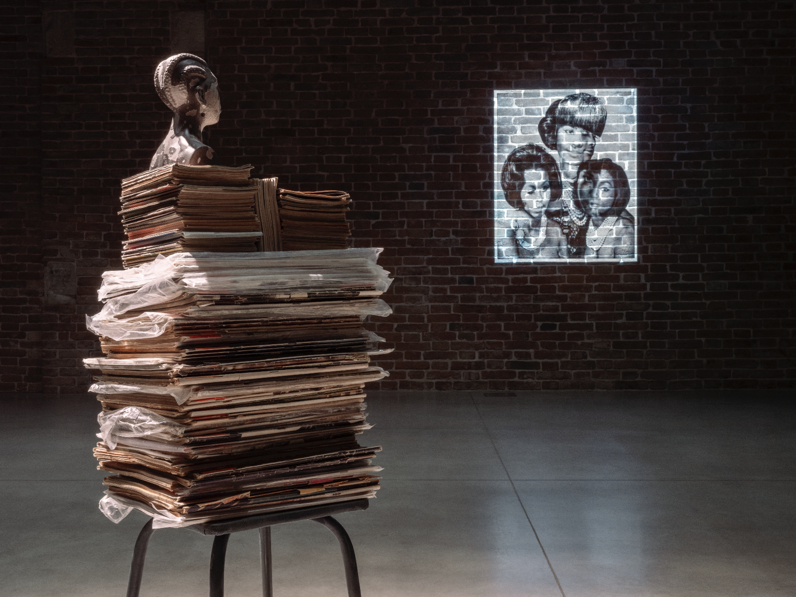 Lorna Simpson. Third Person thumbnail 4