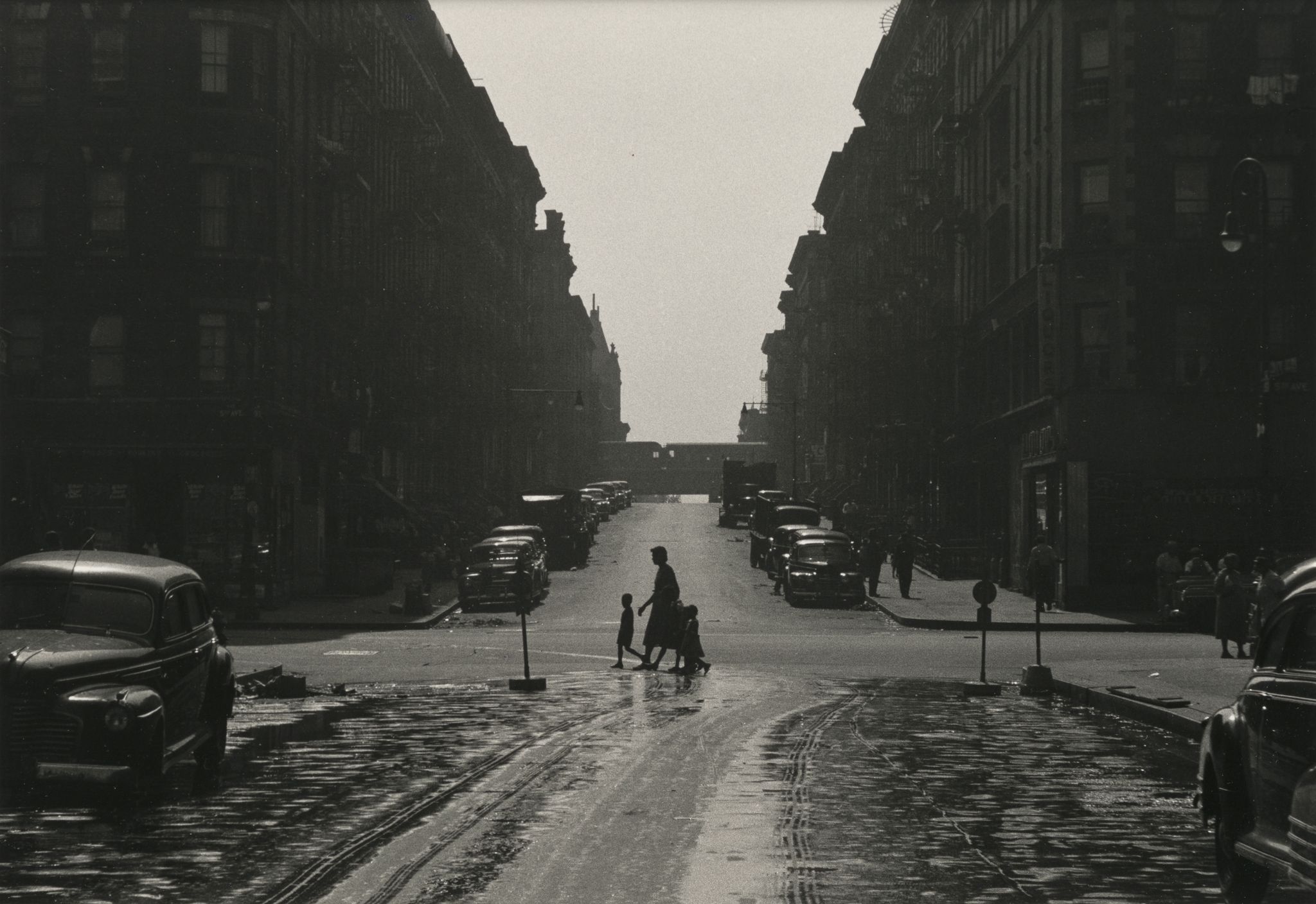 Roy DeCarava, Woman and children at intersection, 1952